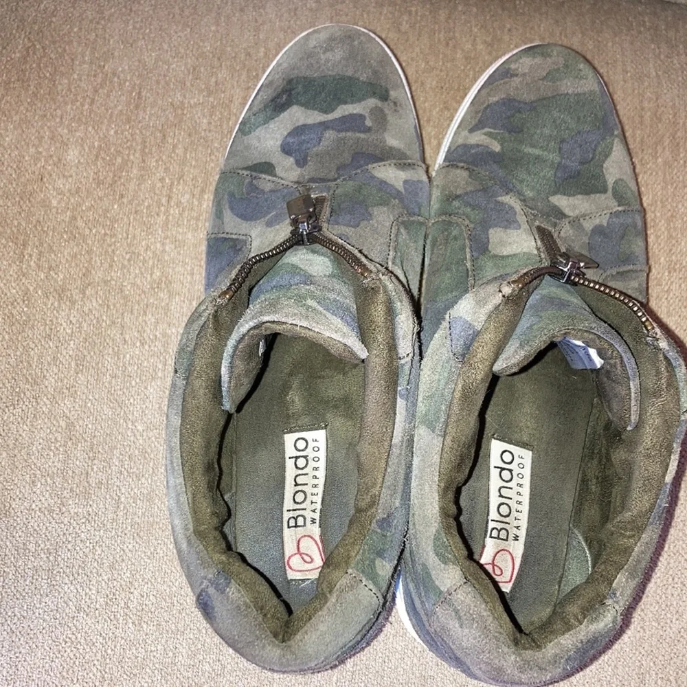 BLONDO Glenda Suede Camo Printed Waterproof Wedge Platform Sneakers Size 8.5
